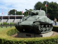 ein Sherman-Panzer vor dem Museum